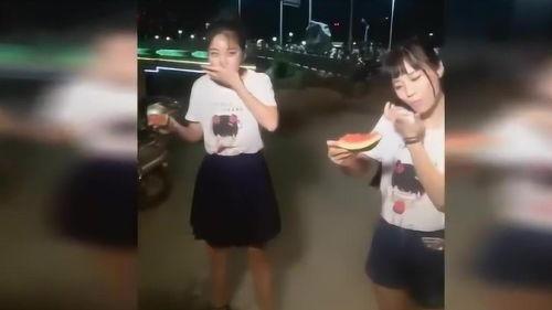 打排球的妹子吃瓜,展现别样魅力风采