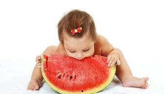 别人的孩子吃瓜,见证孩子成长的甜蜜瞬间