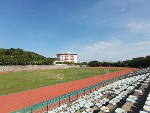 汕职院操场吃瓜