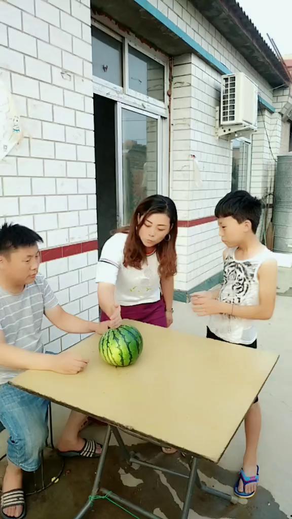 母亲梦见儿子吃瓜