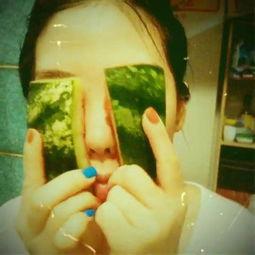 吃瓜民众吃东西,揭秘日常小吃背后的故事