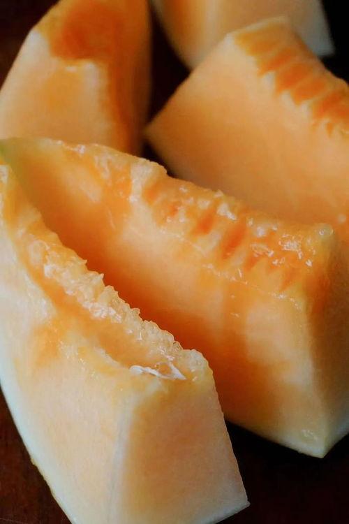 甘肃游客吃蜜瓜事件,甜蜜背后暴露食品安全问题